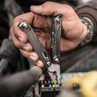 Leatherman YL832523 Wingman® Stainless Steel w/Nylon Button Sheath